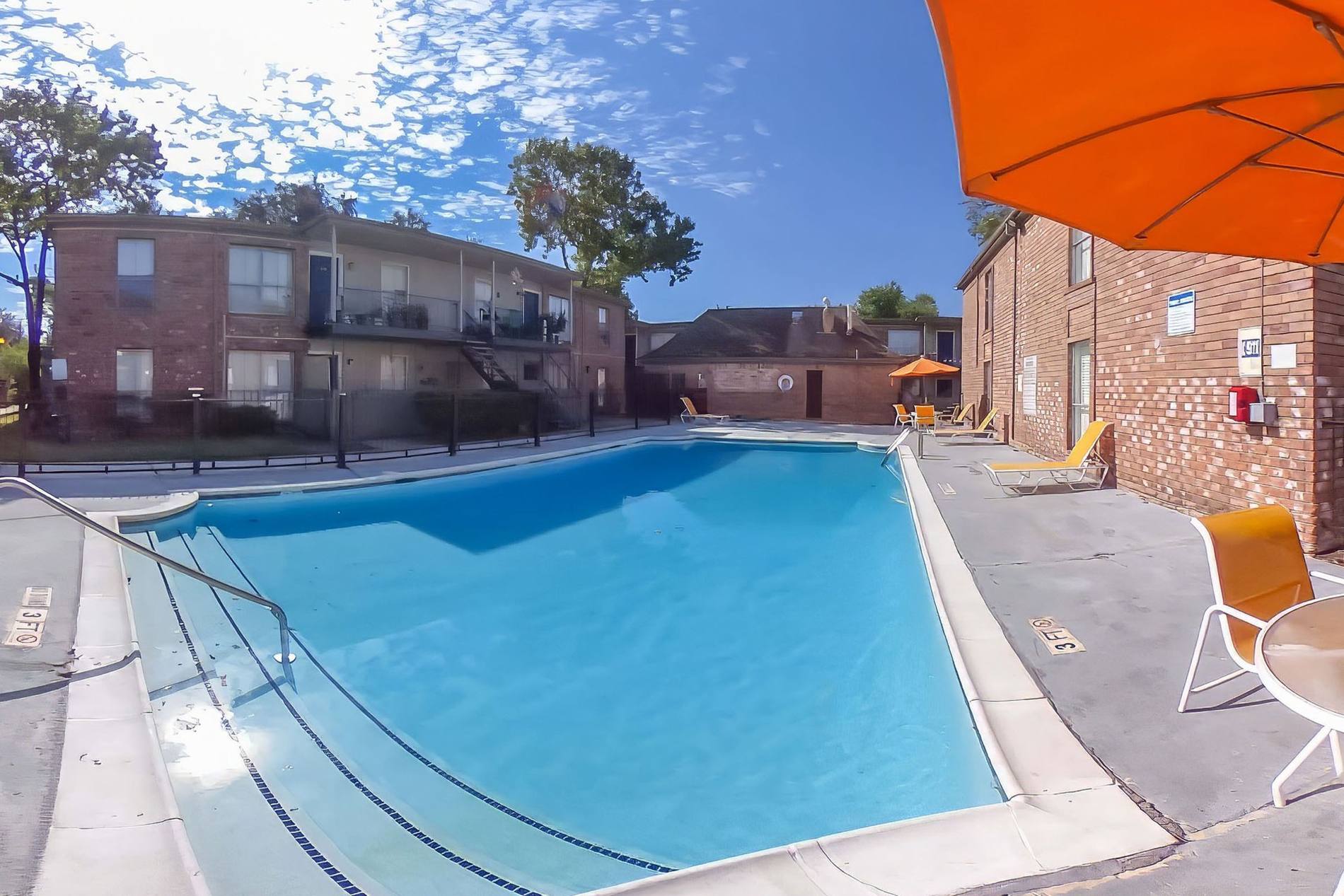 La Primavera — The pool